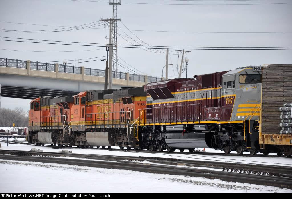 CP Heritage unit trails as a manifest enters Northtown